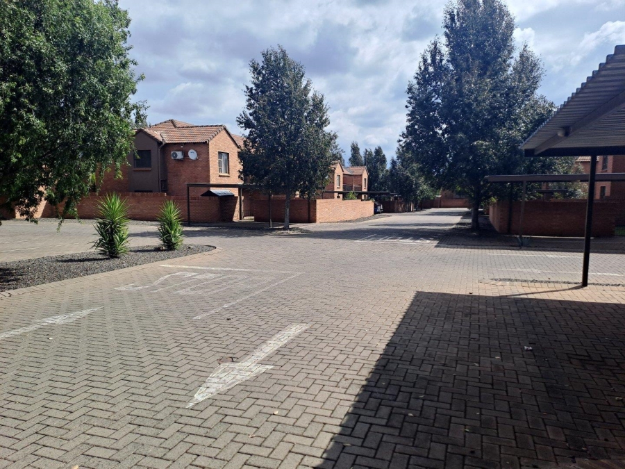 2 Bedroom Property for Sale in Langenhovenpark Free State